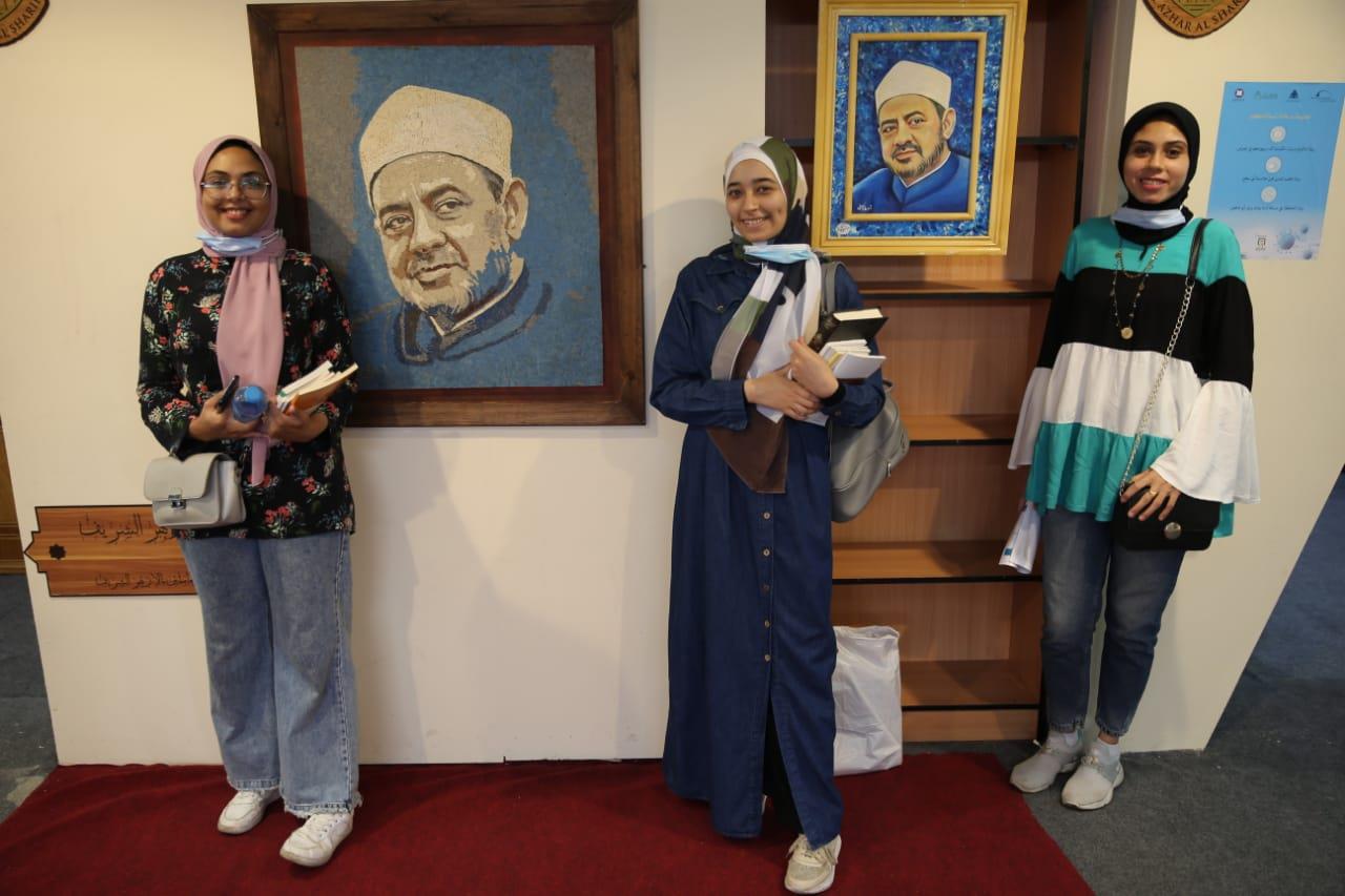صور الإمام الطيب وأنشطة جناح الأزهر تجذب رواد معرض الكتاب بالإسكندرية*