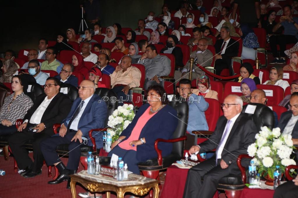 وزيرة الثقافة ومحافظ بورسعيد يشهدان عرضا لفرقة رضا بالمركز الثقافي