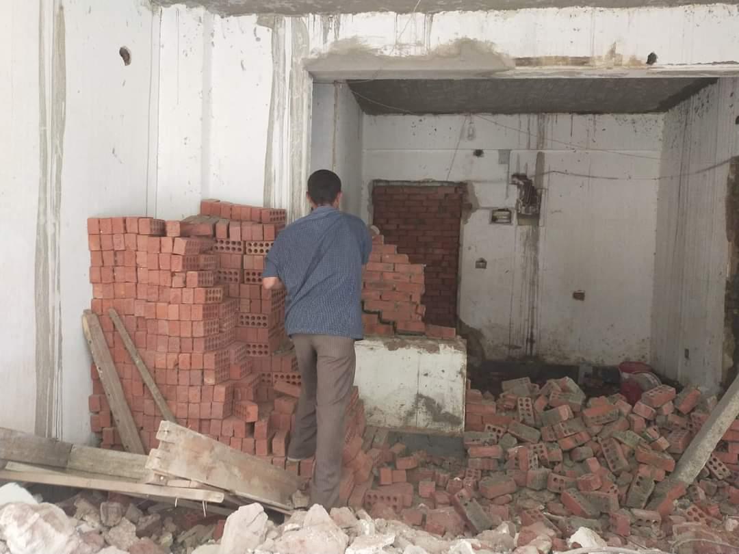 إزالة حوائط تم بناؤها بدون ترخيص بعقارين في بولاق الدكرور