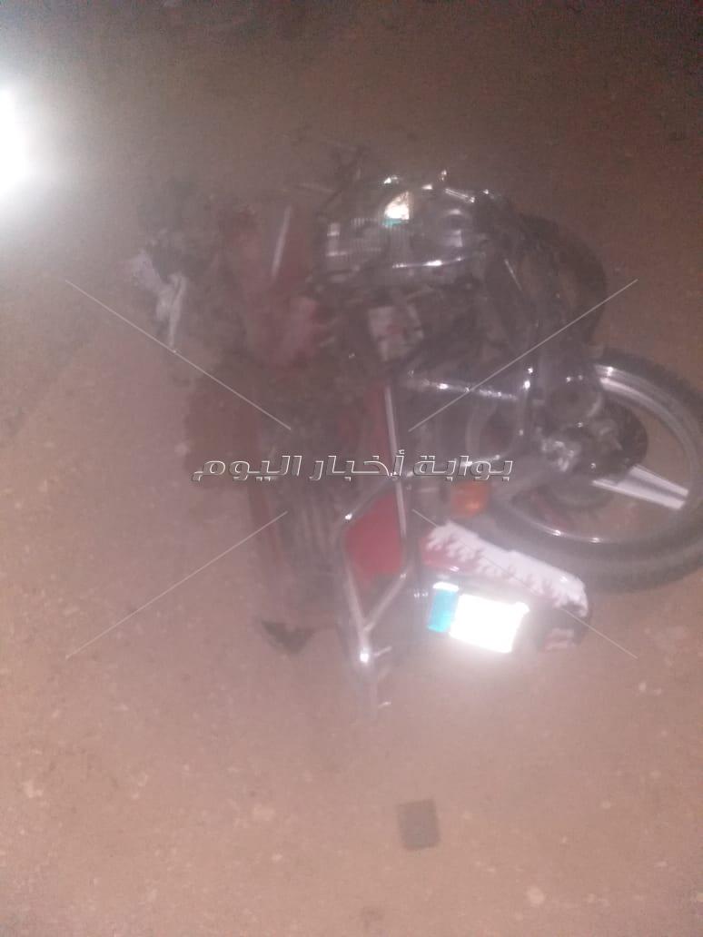 إصابة شاب في تصادم سيارة ودراجة بخارية بطريق نجع حمادي الصحراوي 