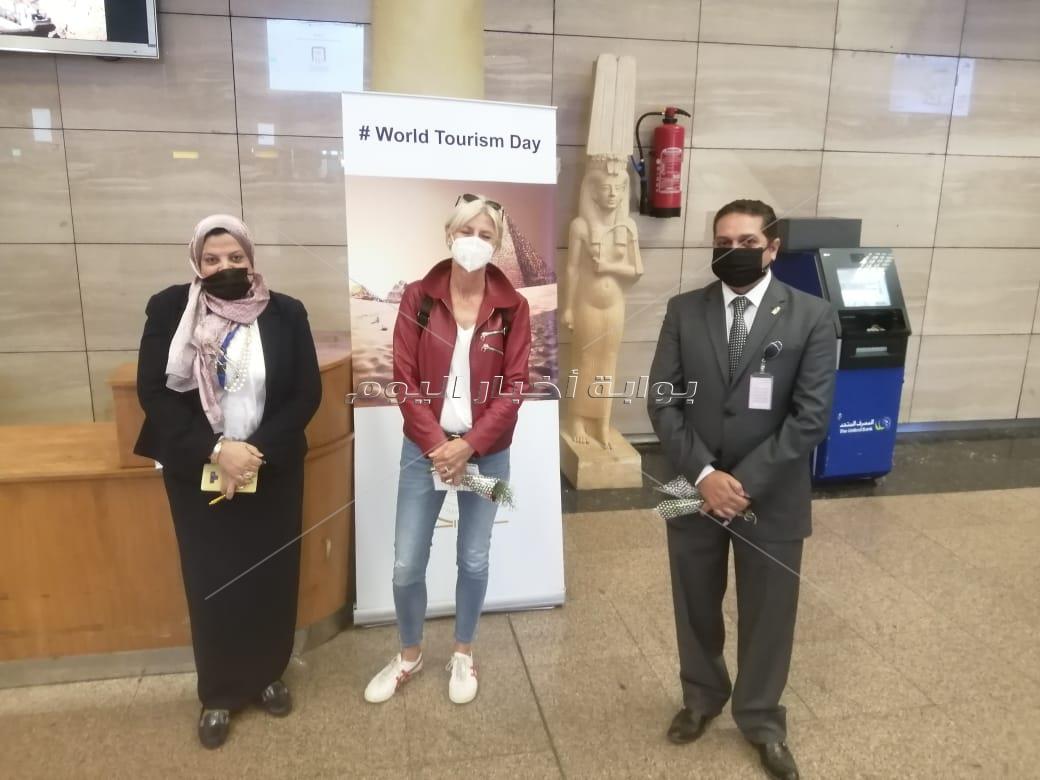 مطار القاهرة يستقبل سائحين من روما وفيينا و اسطنبول و دبي بالهدايا التذكارية