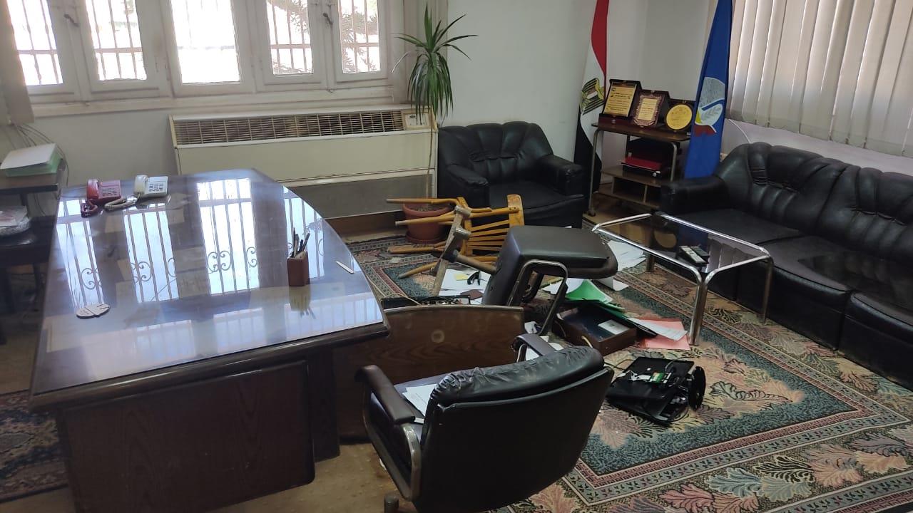 محامى يقتحم مكتب رئيس مدينة أبو حمص  بالبحيرة ويحطم محتوياتة .صور 