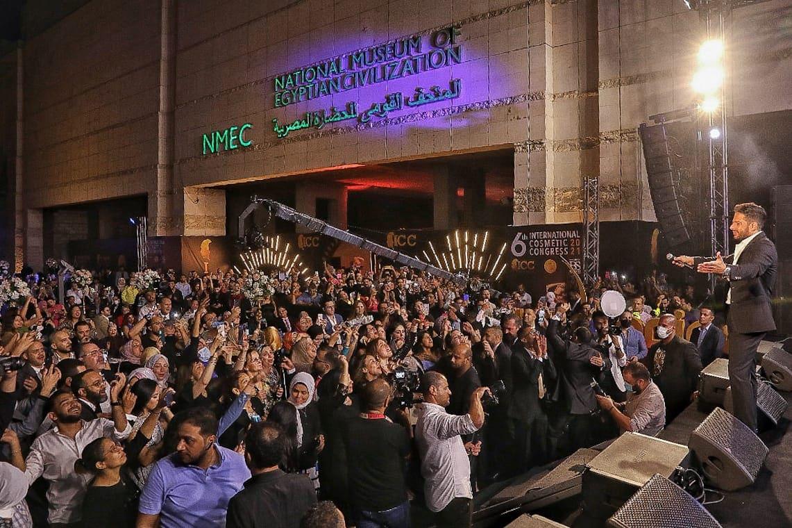 بالصور  .. حماقي يوجه التحية للرئيس عبد الفتاح السيسي خلال احيائه اول حفل ب "متحف الحضارات " 