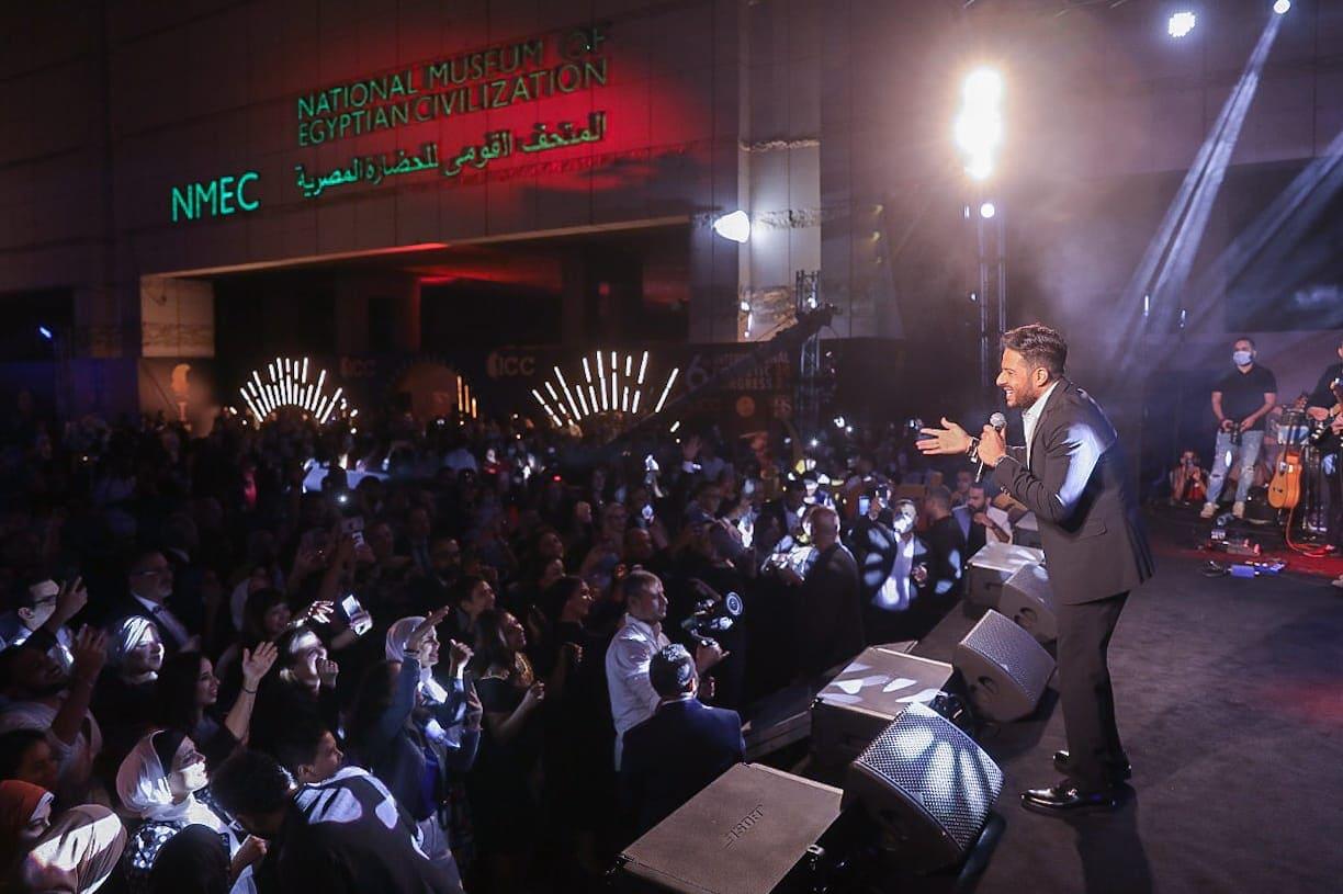 بالصور  .. حماقي يوجه التحية للرئيس عبد الفتاح السيسي خلال احيائه اول حفل ب "متحف الحضارات " 