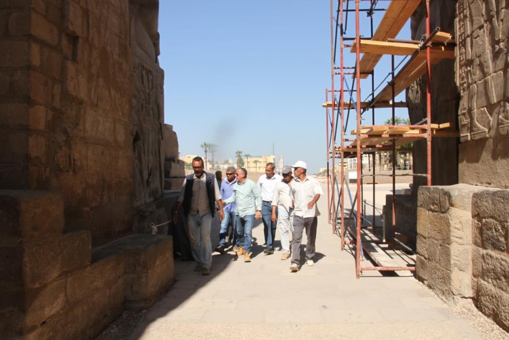 الأمين العام لمجلس الأعلى للاثار ي يتابع أعمال ترميم فناء صالة رمسيس الثاني