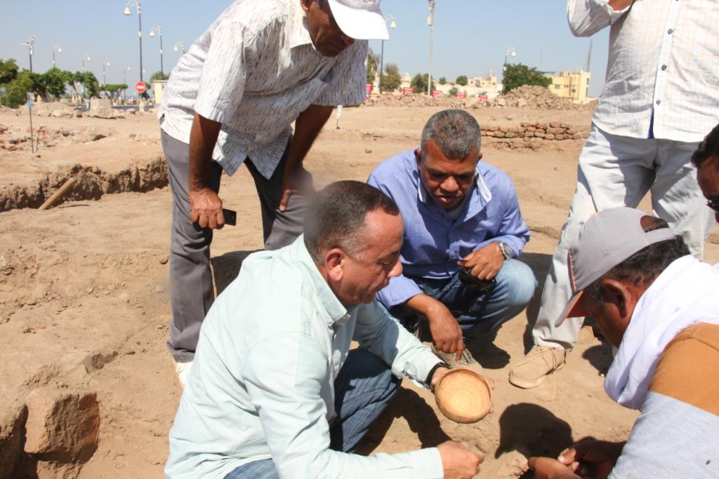 الأمين العام لمجلس الأعلى للاثار ي يتابع أعمال ترميم فناء صالة رمسيس الثاني