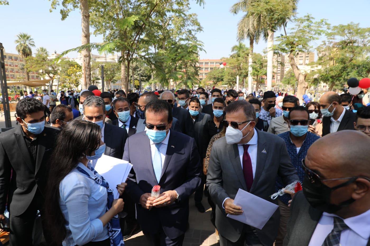 وزير التعليم العالي يتفقد جامعة عين شمس في اليوم الأول للعام الدراسي الجديد