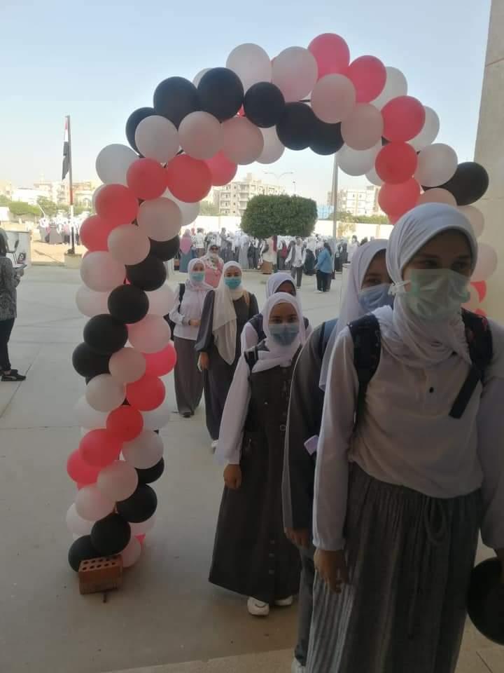 وزير التعليم ينشر صور لبداية العام الدراسي لمدرسة السادات في المنوفية