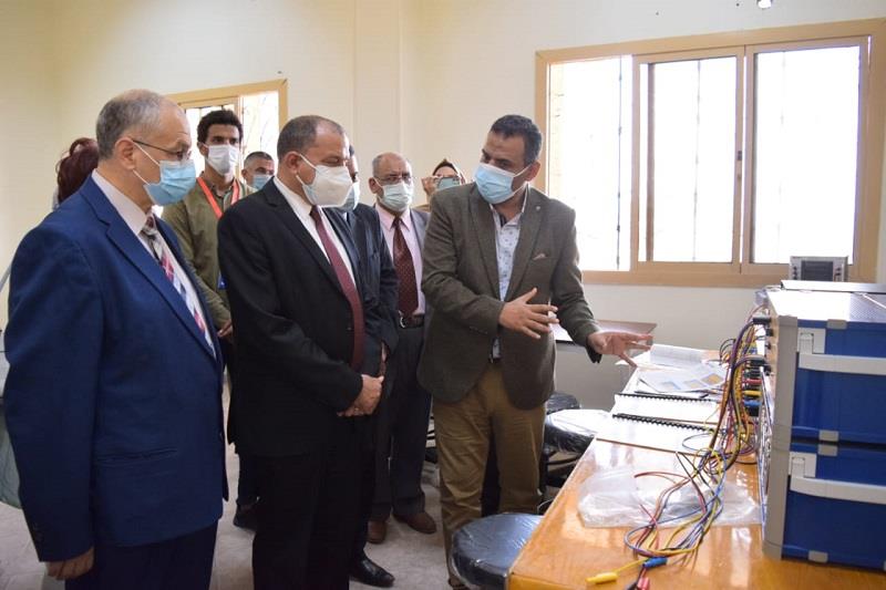  رئيس جامعة بنى سويف يفتتح  قسم جديد للهندسة الكهربية 