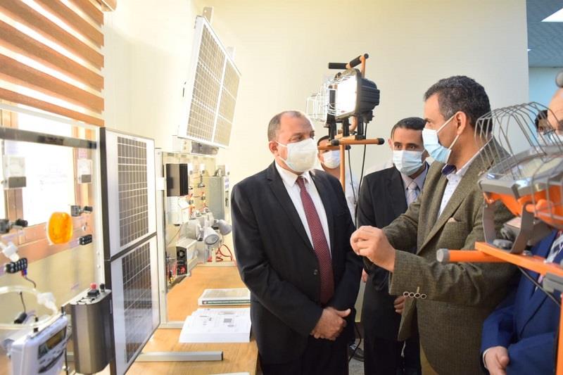  رئيس جامعة بنى سويف يفتتح  قسم جديد للهندسة الكهربية 