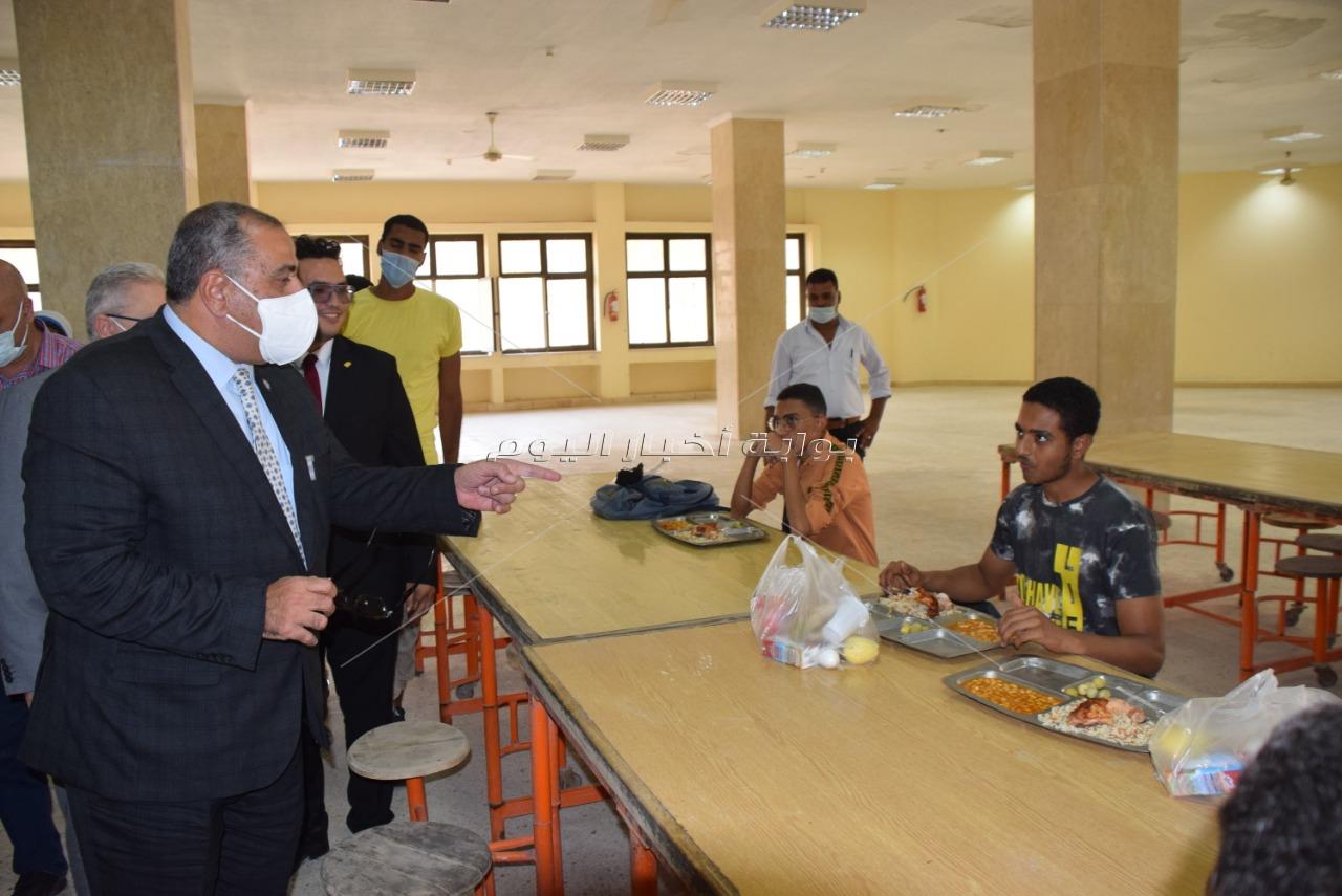 جامعة حلوان : الدكتور ممدوح مهدي يتفقد المطعم المركزي ويتناول الغداء مع طلاب المدينة الجامعية	
