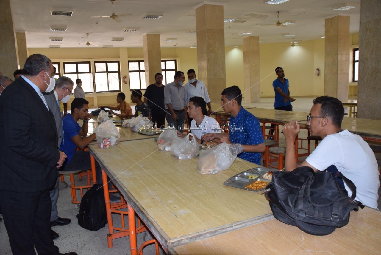 جامعة حلوان : الدكتور ممدوح مهدي يتفقد المطعم المركزي ويتناول الغداء مع طلاب المدينة الجامعية	