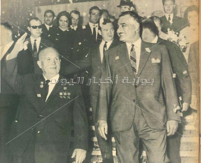 صور نادرة.. الرئيس خروشوف يقف مذهولا أمام الملك الفرعوني