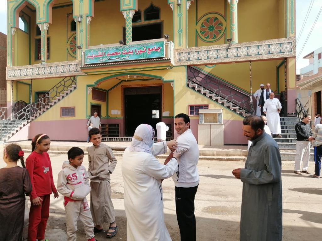 انتشار مكثف للفرق الطبية لتطعيم المصلين امام المساجد  بجميع قرى ومدن  الدقهلية. 