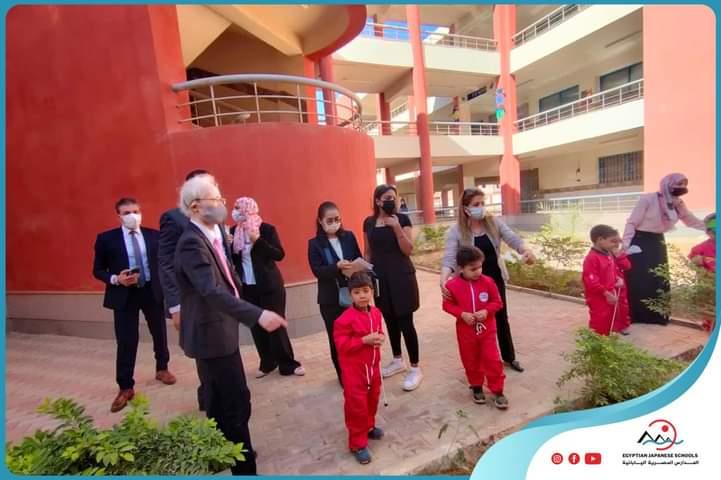 السفير الياباني بالقاهرة يشارك طلاب المدارس اليابانية بزرع شجرة