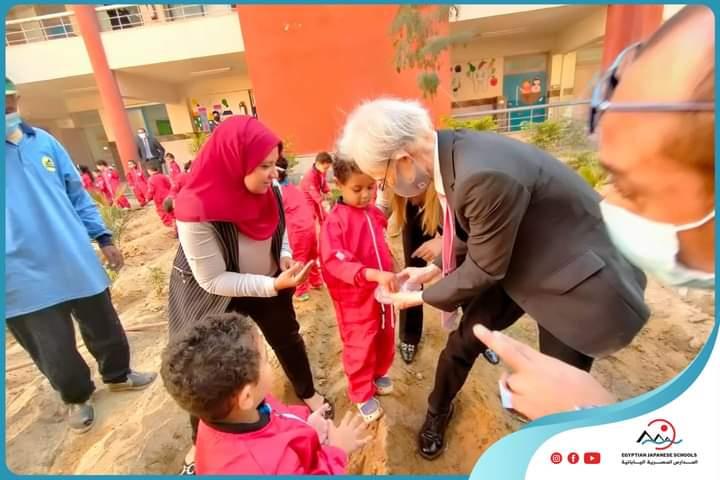 السفير الياباني بالقاهرة يشارك طلاب المدارس اليابانية بزرع شجرة