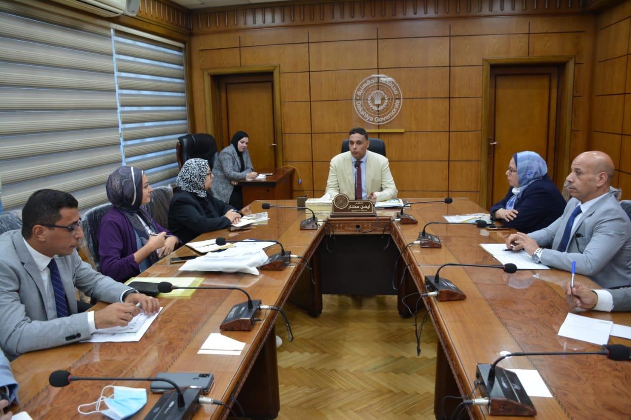 محافظ الدقهلية يعقد اجتماعا مع ممثلي وزارة الهجره لتنفيذ 