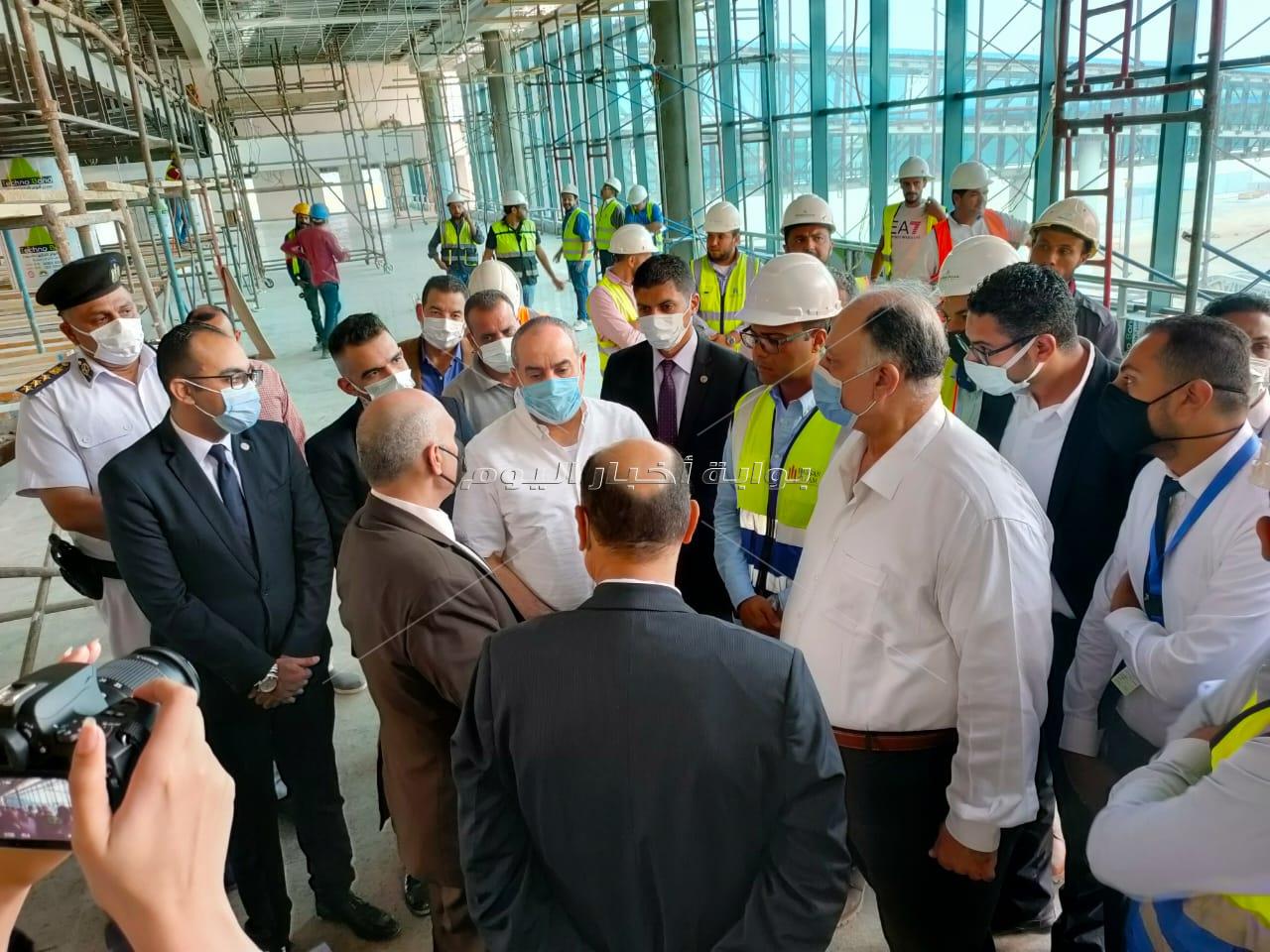 وزير الطيران المدنى يتابع مستجدات أعمال مشروع توسعه مطار سفنكس الدولى| صور   