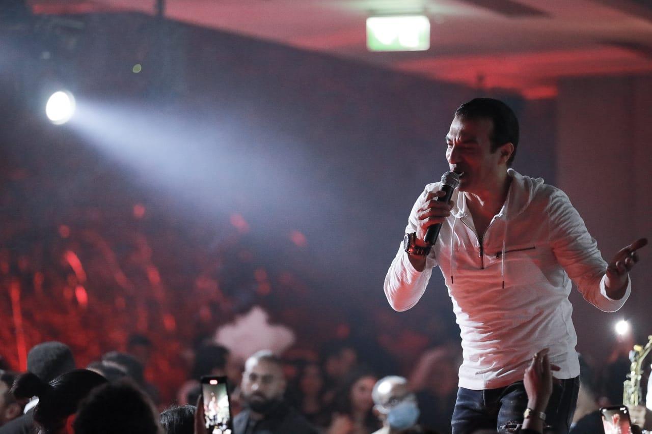 إيهاب توفيق يشعل حفل "كامل العدد" على النيل بحضور نجوم الأغنية