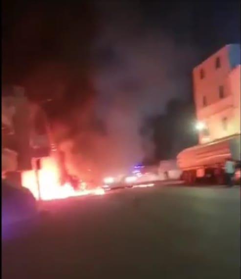  حريق في معرض سيارات بجوار بنزينة وثلاث سيارات إطفاء تشارك في إخماده  بالدقهلية 