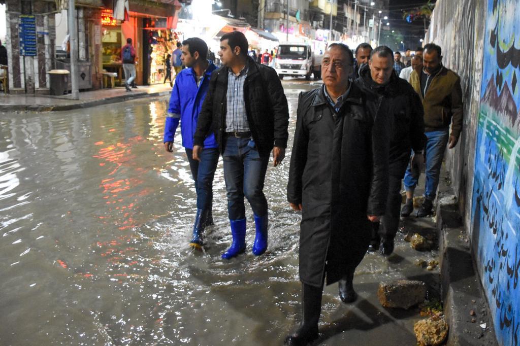 جولة مسائية لمحافظ الإسكندرية لمتابعة تصريف الأمطار بشارع المعهد الديني 