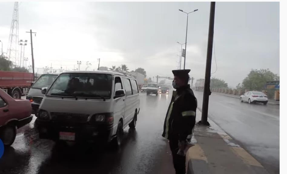 رجال الشرطة يواجهون تداعيات الأمطار الغزيرة