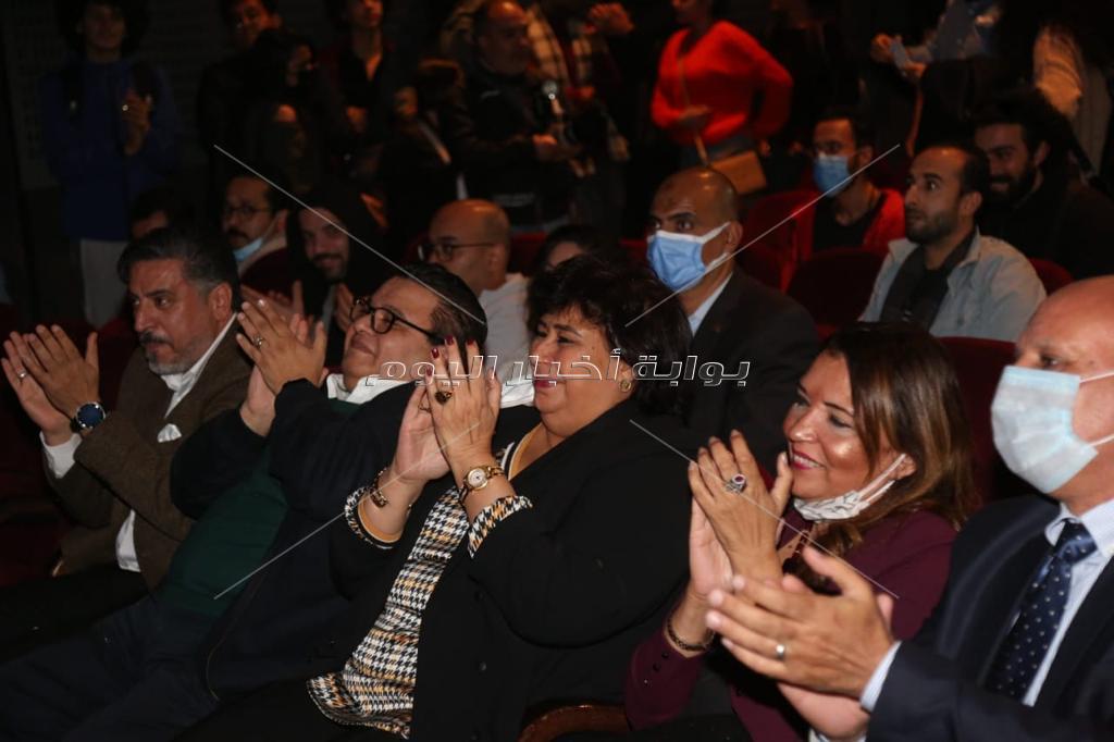 وزيرة الثقافة تشهد العرض المسرحي "سالب واحد" بالهناجر 