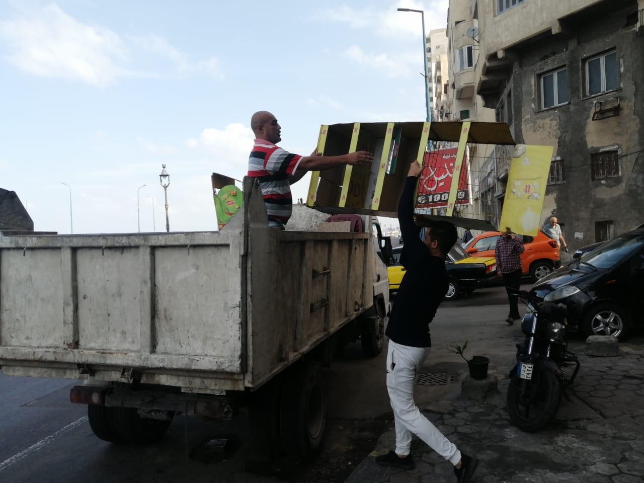 33 ألف جنيه غرامات وإغلاق 5 منشآت مخالفة في حملة بأسواق الإسكندرية   