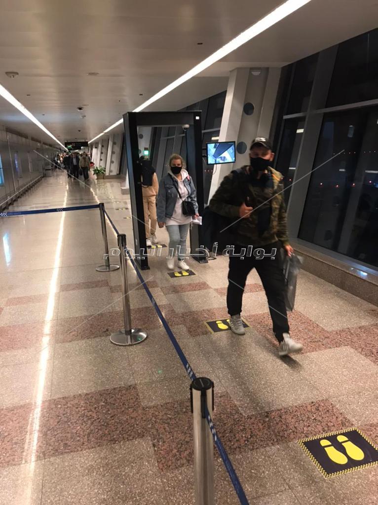  وصول سياح من جنسيات مختلفة في مطار شرم الشيخ  وسط انسيابية في الإجراءات