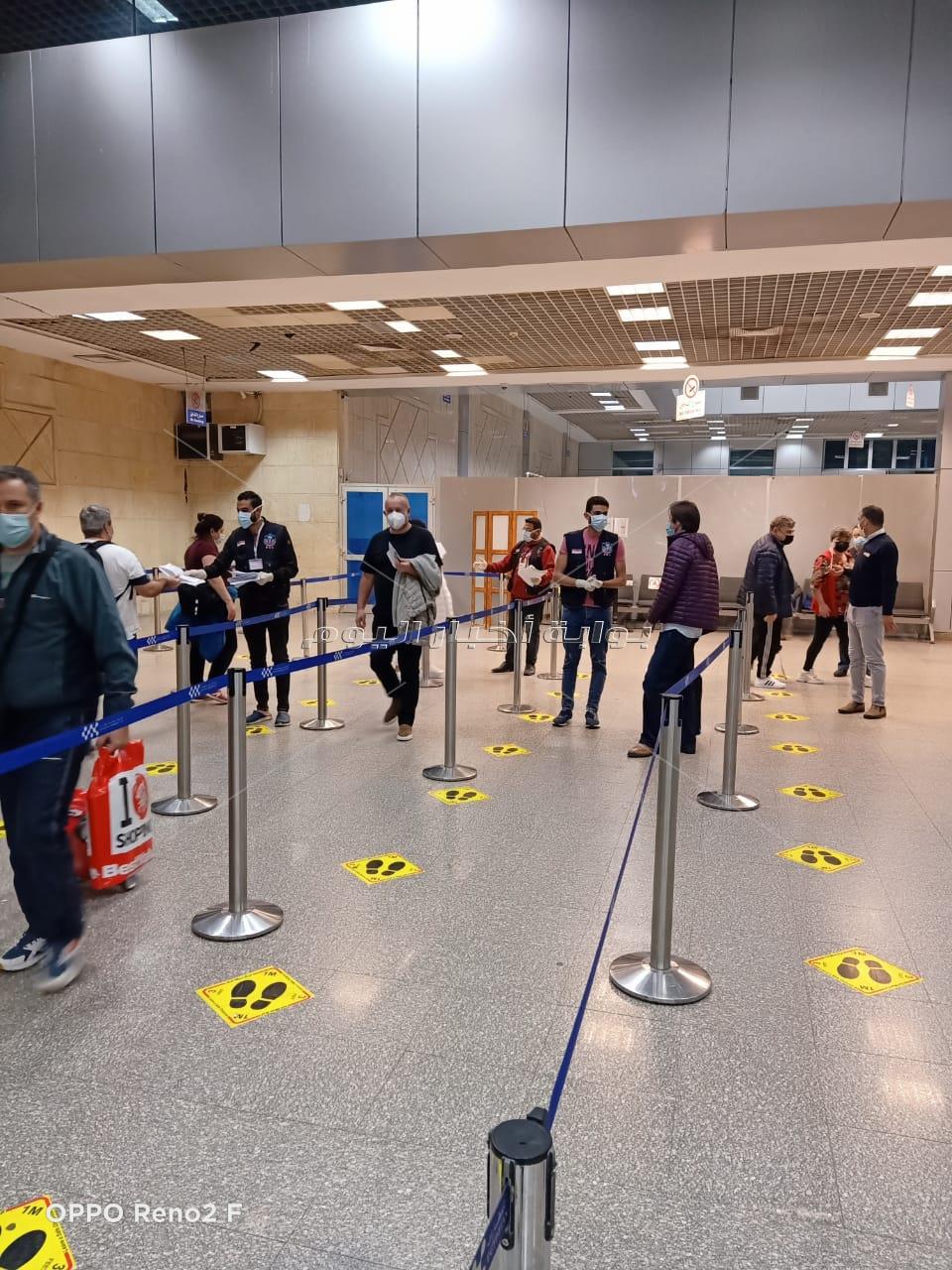  وصول سياح من جنسيات مختلفة في مطار شرم الشيخ  وسط انسيابية في الإجراءات