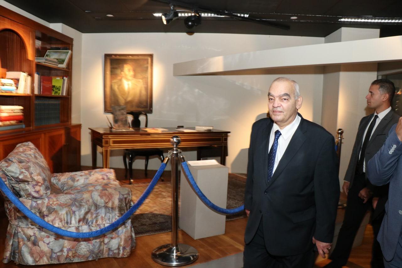 رئيس قضايا الدولة يهدى مكتبة الإسكندرية الإصدارات القانونية للمكتب الفنى بالهيئة
