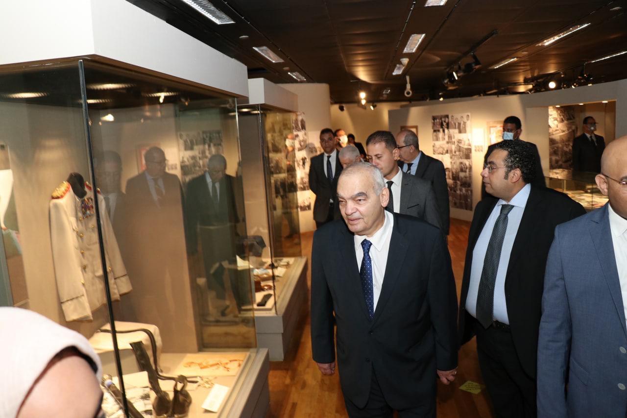 رئيس قضايا الدولة يهدى مكتبة الإسكندرية الإصدارات القانونية للمكتب الفنى بالهيئة