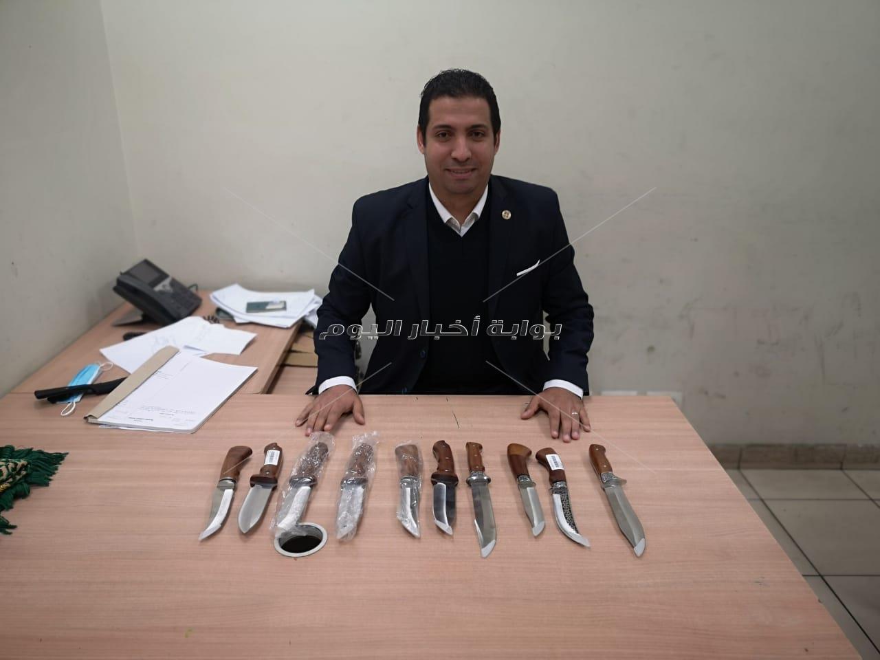جمارك مطار القاهرة تضبط  تهريب اسلحة بيضاء وقطعة من الحشيش    