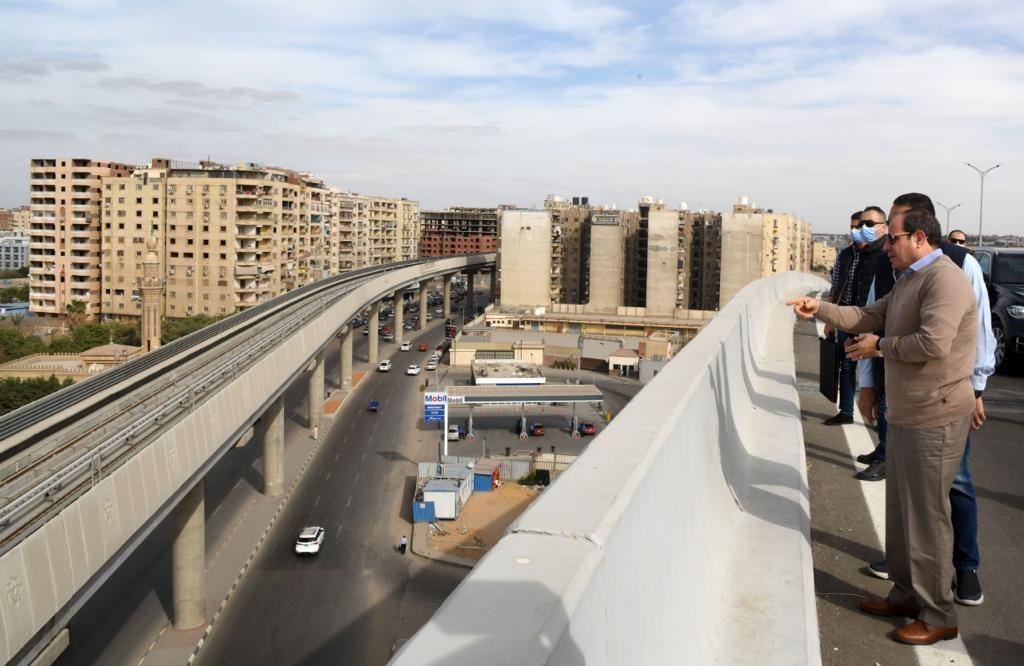 الرئيس السيسي يتفقد محور طريق القاهرة – السويس