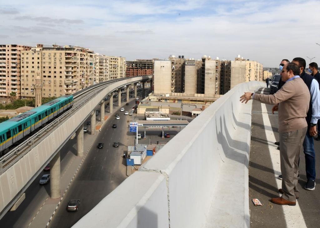 الرئيس السيسي يتفقد محور طريق القاهرة – السويس
