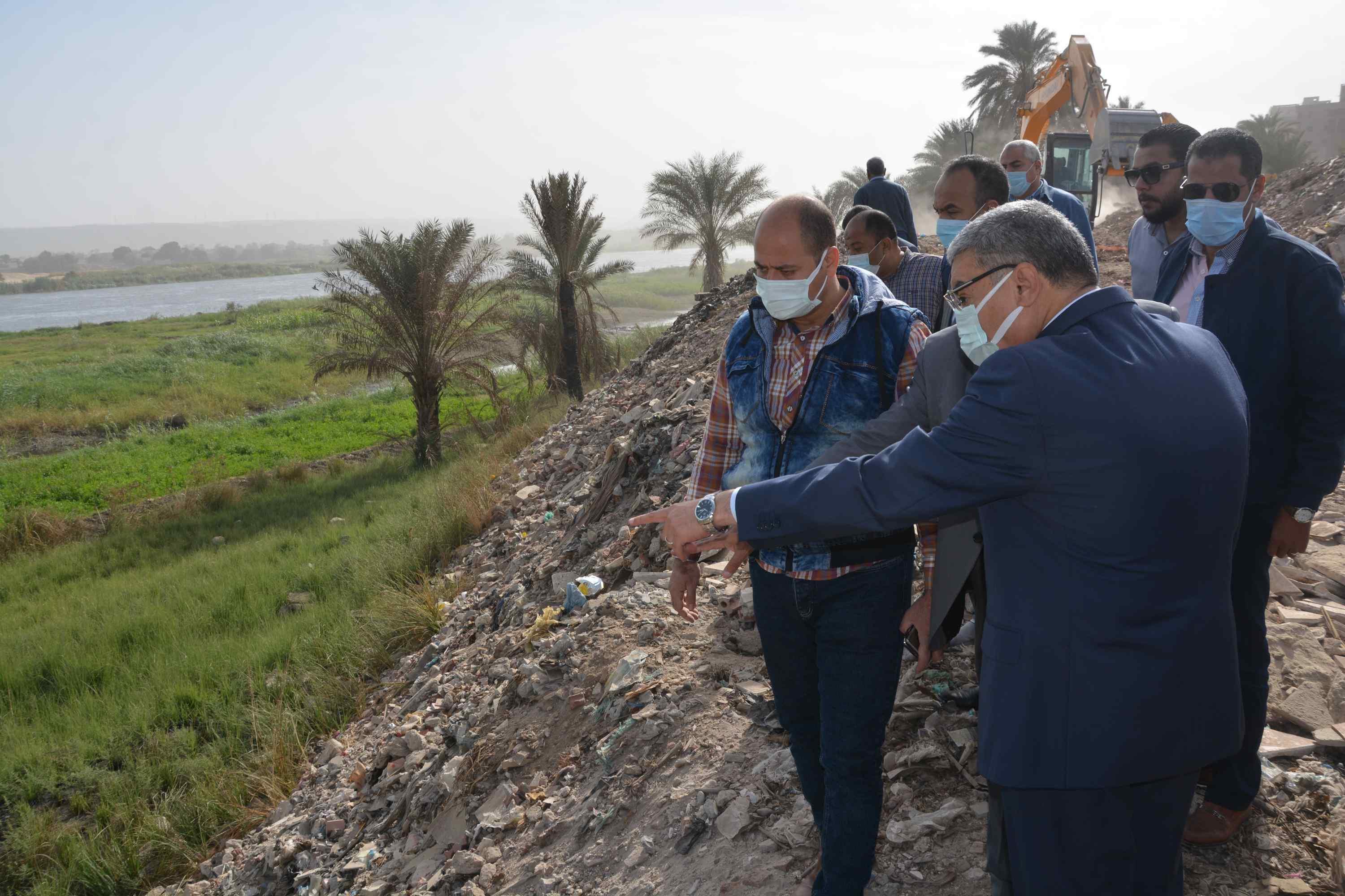 محافظ المنيا يقود حملة لإزالة حالات التعدي على مجري نهر النيل