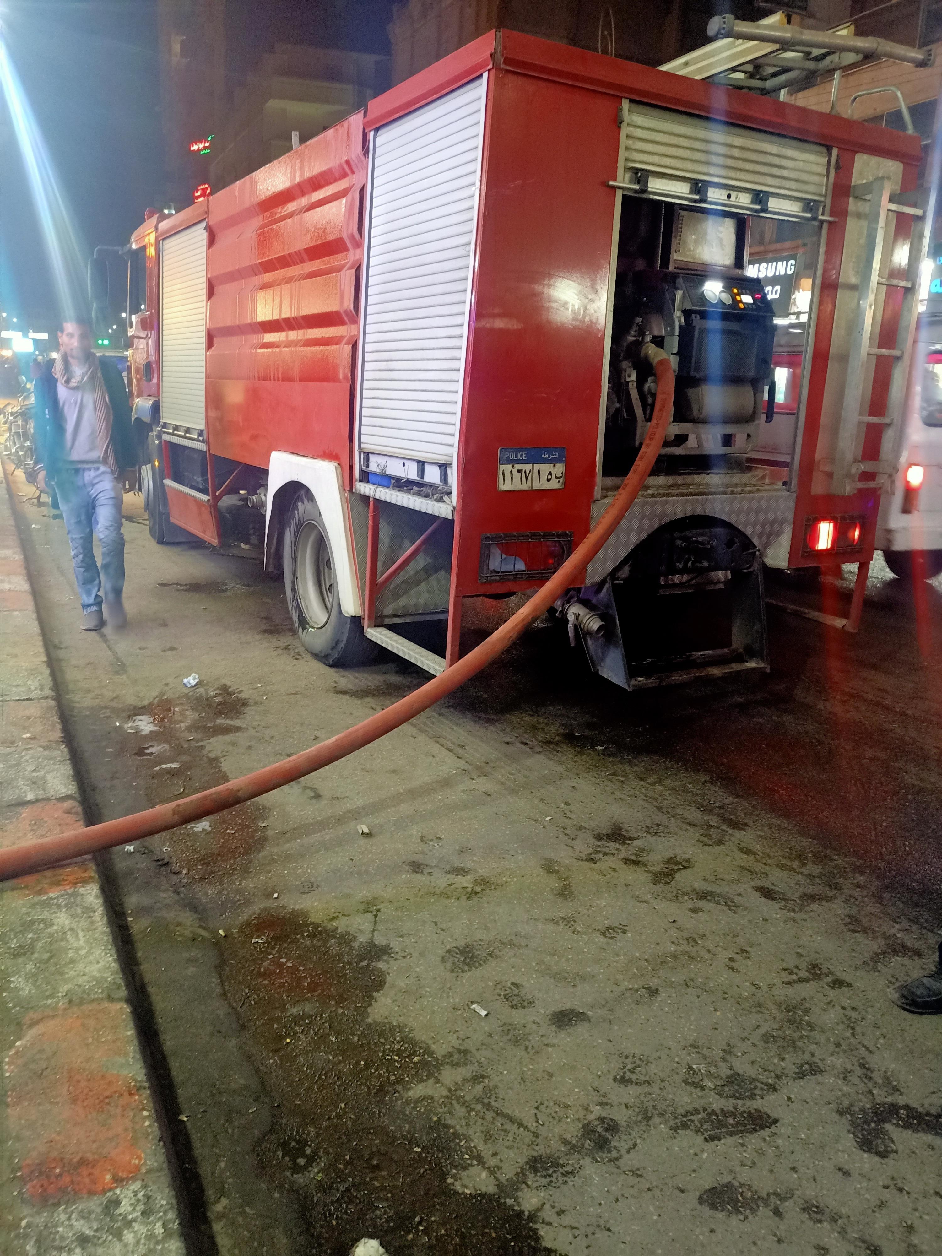 السيطرة على حريق في مول شهير وسط مدينة قنا.. صور