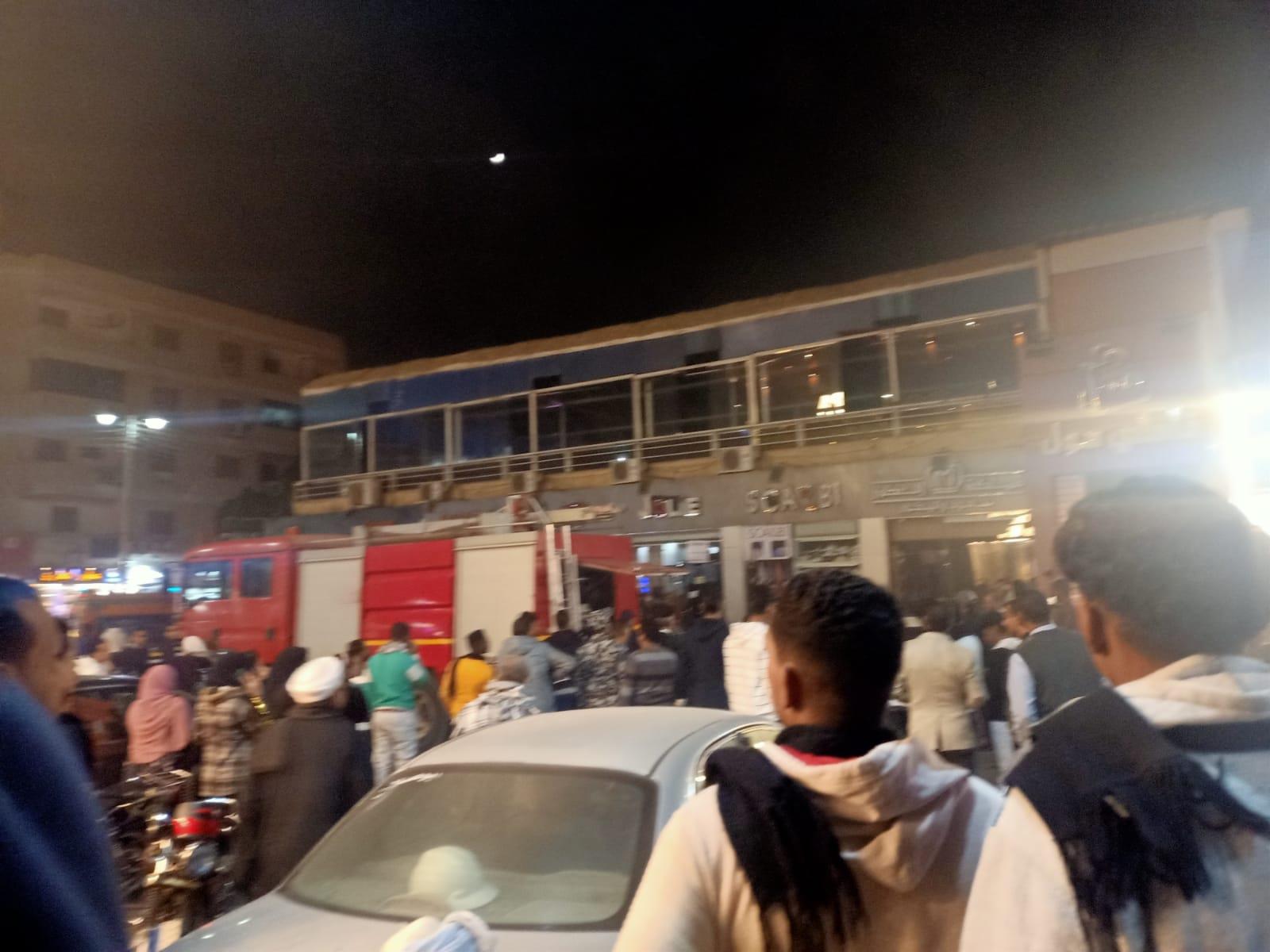 السيطرة على حريق في مول شهير وسط مدينة قنا.. صور