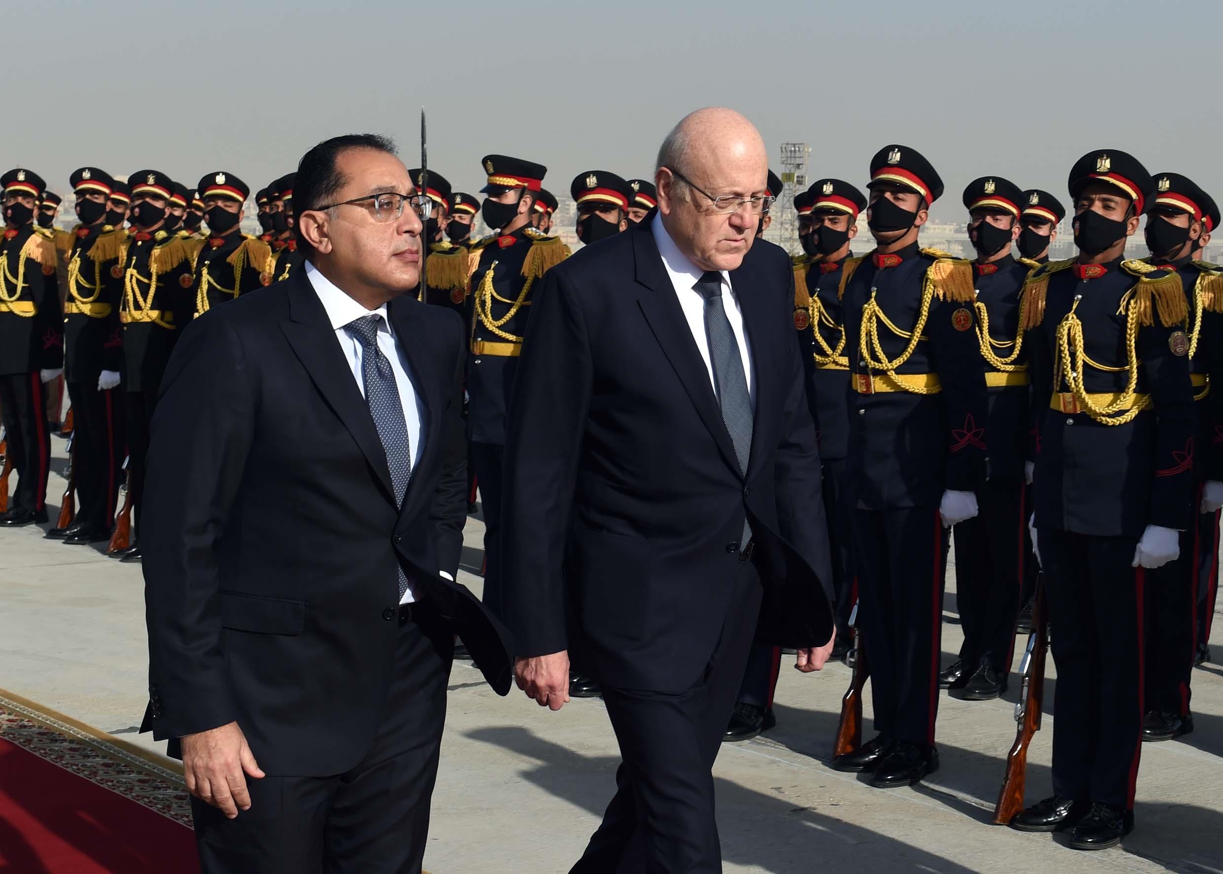 رئيس الوزراء يستقبل رئيس الحكومة اللبنانية بمطار القاهرة‎‎