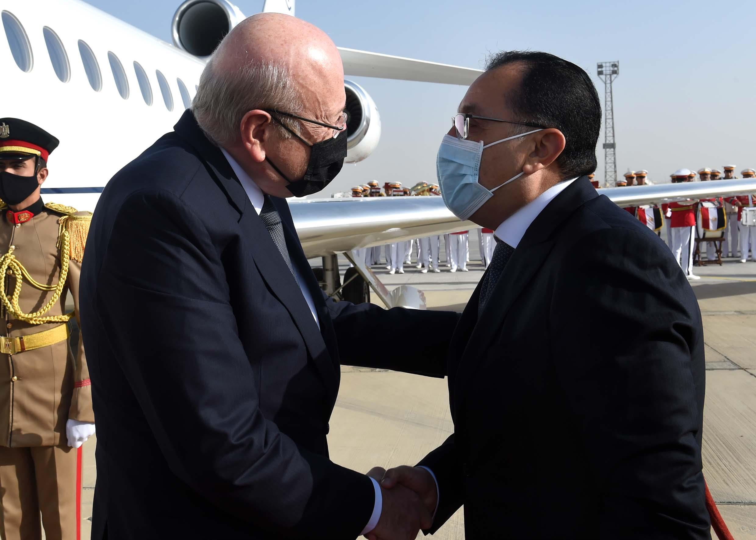 رئيس الوزراء يستقبل رئيس الحكومة اللبنانية بمطار القاهرة‎‎