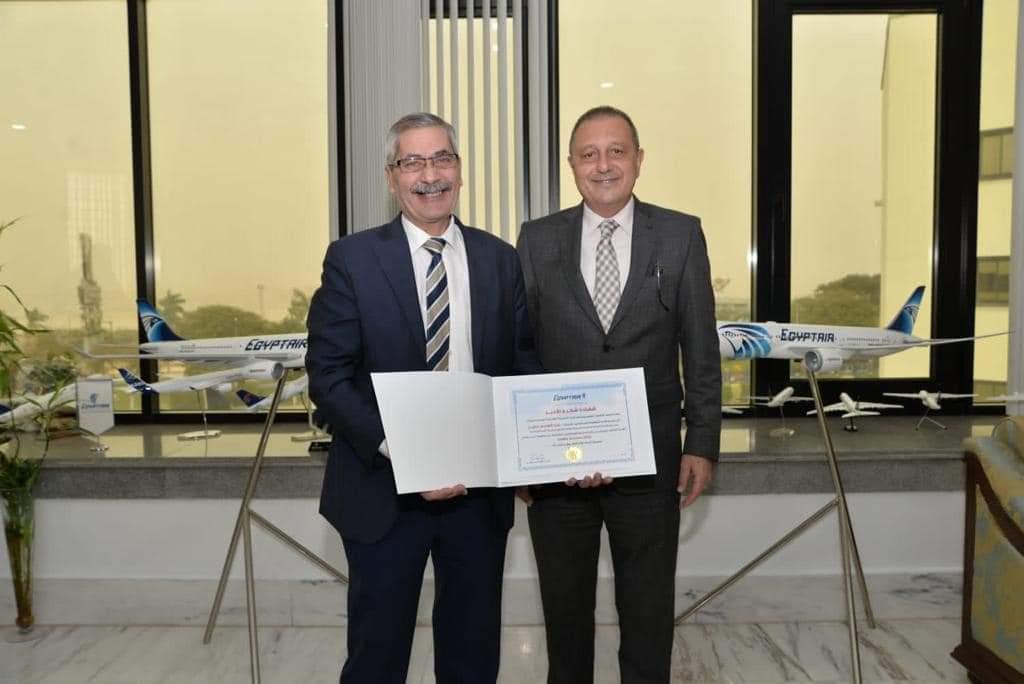 مصر للطيران تكرم أعضاء اللجنة المشاركين فى معرض دبى