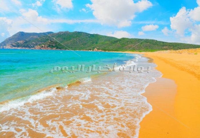 شواطئ غريبة الألوان.. منها الشاطئ البرتقالي والأرجواني