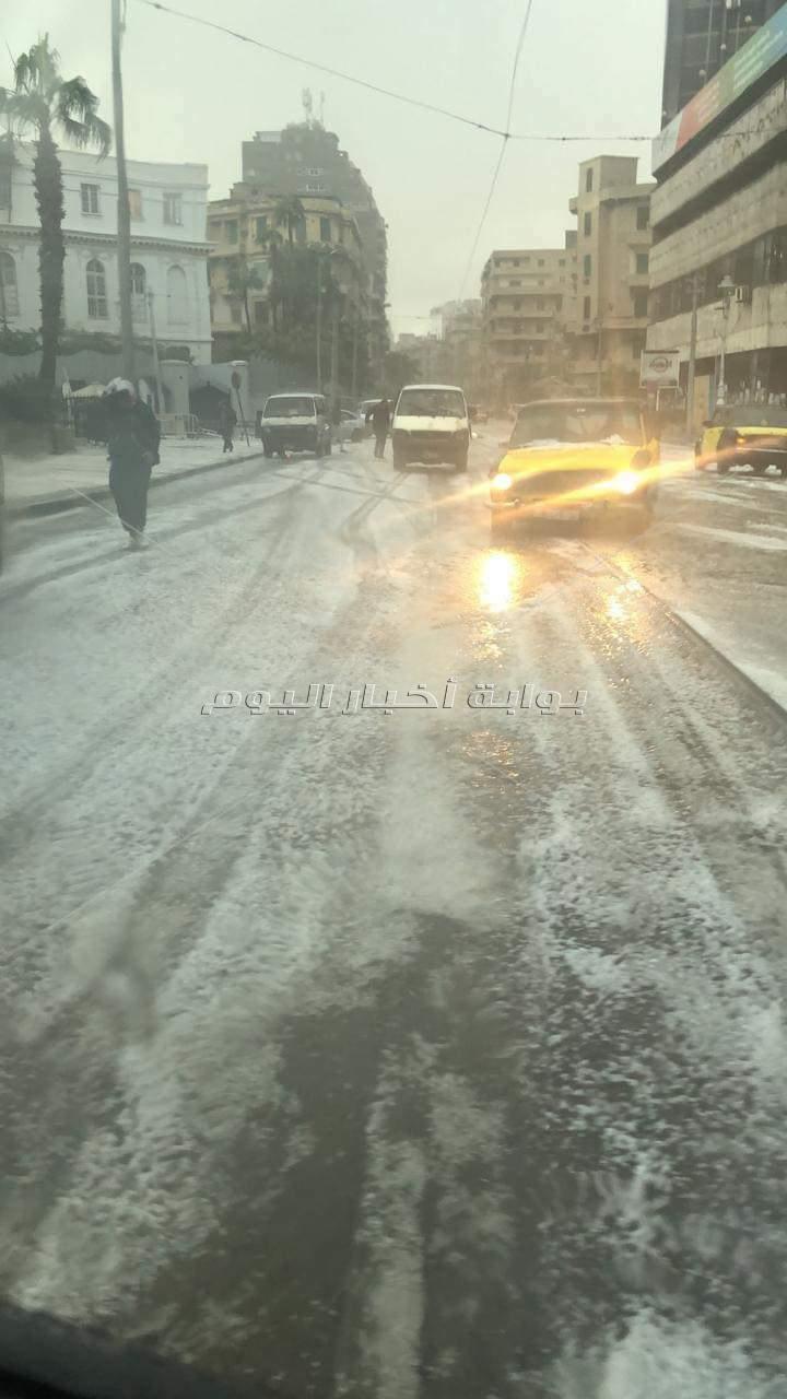 مشهد نادر.. الثلوج تكسو شوارع الإسكندرية