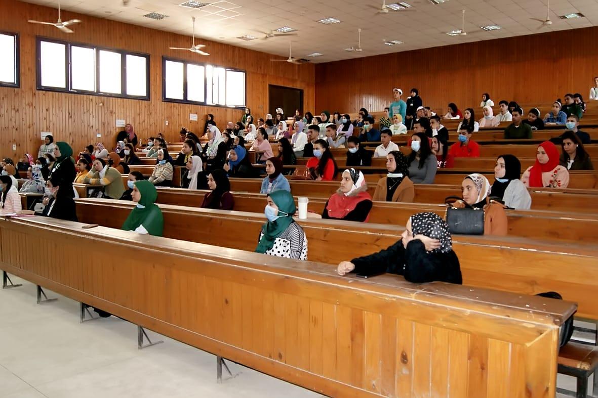 جامعة المنيا تستكمل عقد ندواتها لحث طلابها للقضاء على الأمية بالمجتمع