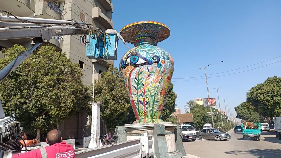 تنظيف تماثيل وجداريات مدخل مدينة قنا الغربي