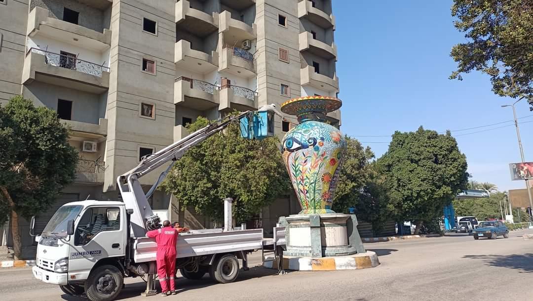 تنظيف تماثيل وجداريات مدخل مدينة قنا الغربي