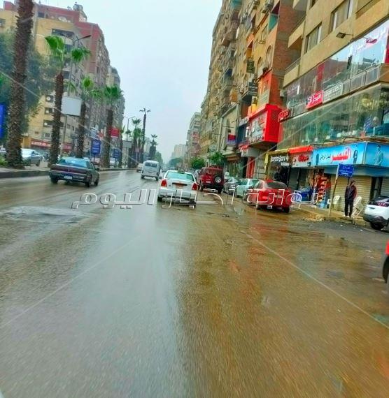 سماء ملبدة بالغيوم..الأمطار تخلي شوارع الجيزة من المارة