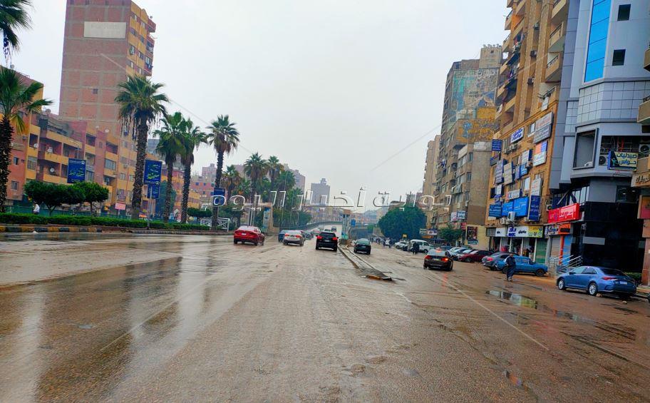 سماء ملبدة بالغيوم..الأمطار تخلي شوارع الجيزة من المارة