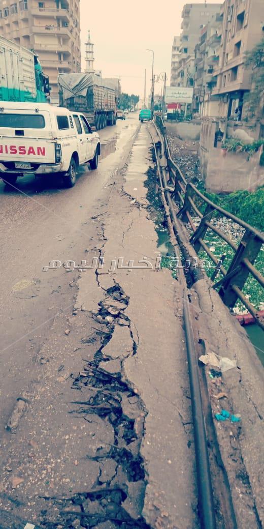 خاص بالصور| انهيار أجزاء من كوبري مدينة كفرالزيات على النيل فرع رشيد