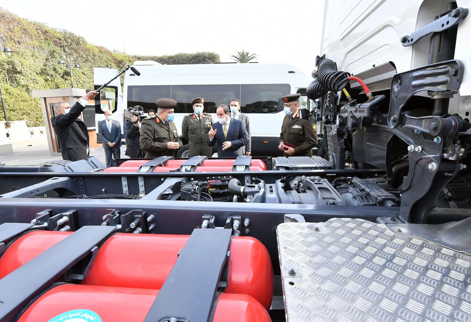 الرئيس عبد الفتاح السيسي يتفقد مركبات متعددة الاستخدام تعمل بالغاز الطبيعي
